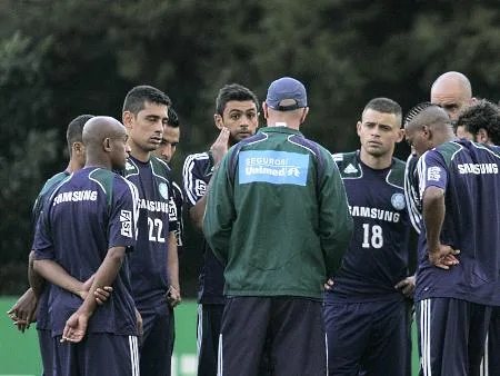 ESPORTES – FUTEBOL – TREINO DO PALMEIRAS – Antonio Carlos conversa com elenco durante treino – Academia de Futebol – São Paulo – 14/04/2010 – Foto: Marcelo Ferrelli/Gazeta Press