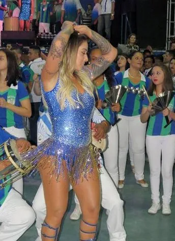 Após noite em hospital, Dani Bolina recupera as energias em escola de samba