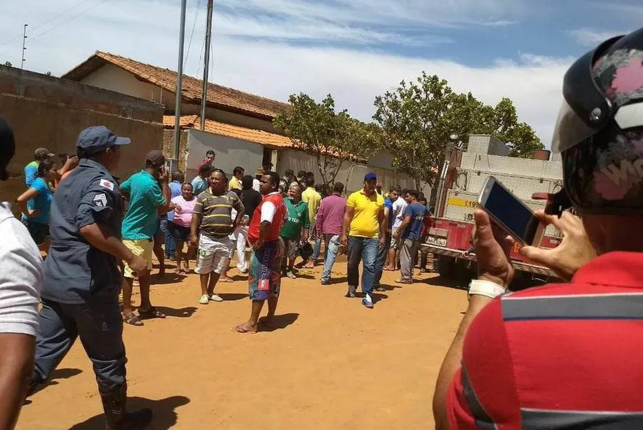 JANAUBA MG 05/10/2017 METROPOLE INCENDIO CRECHE CEMEI GENTE INOCENTE Dezenas de crianças foram queimadas por chamas provocadas intencionalmente em uma creche municipal no município de Janaúba, no Norte de Minas Gerais, na manhã desta quinta-feira, 5. A Prefeitura da cidade confirma que ao menos quatro crianças e uma professora morreram no local. Cerca de 40 […]