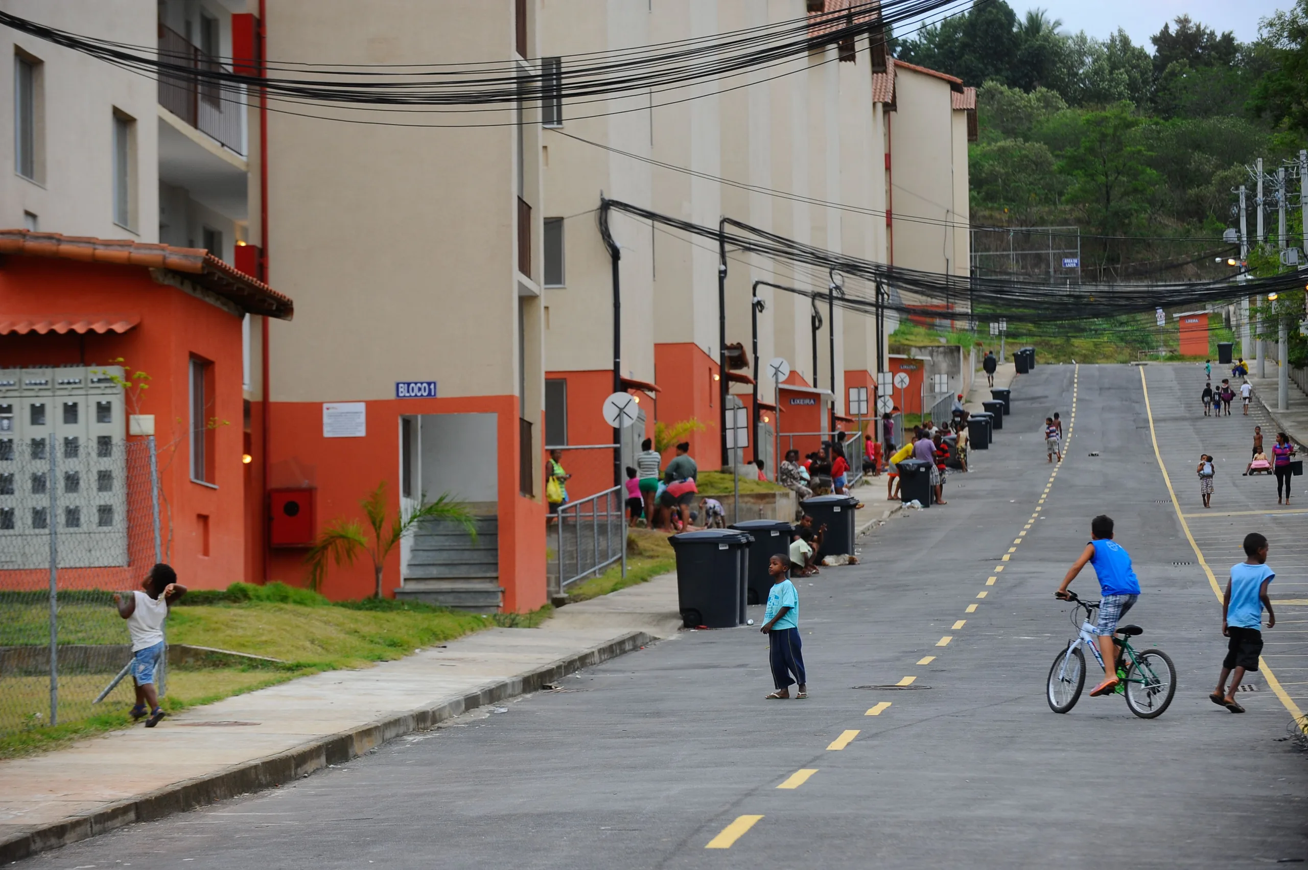 Rio de Janeiro- RJ- Brasil- 14/11/2014- Condomínio do Programa Minha Casa, Minha Vida, em Guadalupe, zona norte do Rio, invadido na noite de domingo (9) com ajuda de criminosos armados. A Justiça determinou a reintegração de posse. (Tomaz Silva/Agência Brasil)