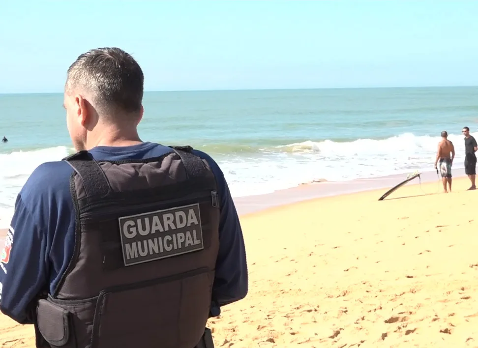 Surfistas encontram corpo de homem afogado em praia de VV