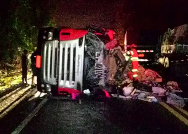 Duas pessoas morrem em acidente envolvendo três carretas na BR 101