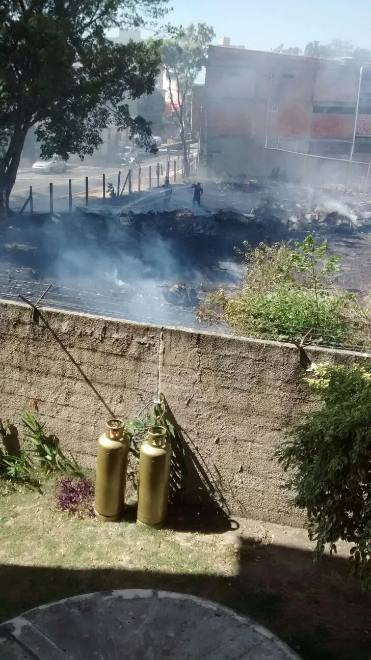 Incêndio em terreno na Serra põe moradores de condomínio em risco