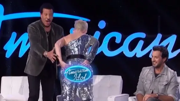 Katy Perry rasga a calça durante gravação do American Idol