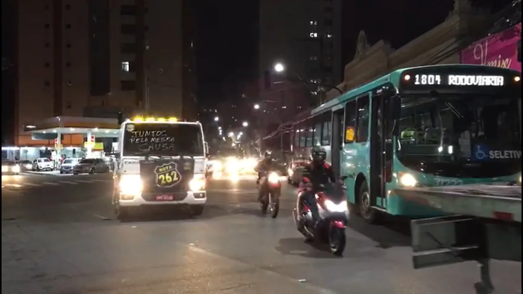 Carreata de caminhões-guincho deixa trânsito lento em Vitória