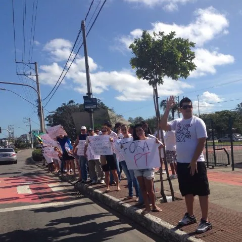 Manifestação na Avenida Fernando Ferrari pede impeachment de Dilma Rousseff