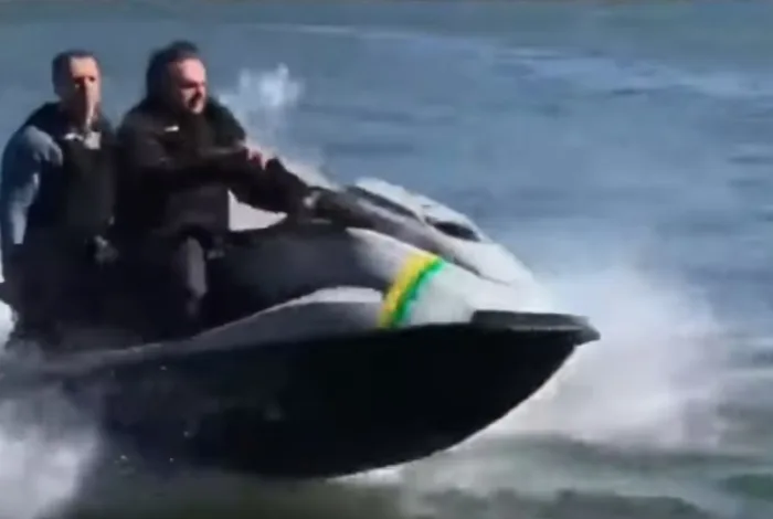 No Dia dos Pais, Bolsonaro anda de moto, pilota jet ski e toma caldo de cana