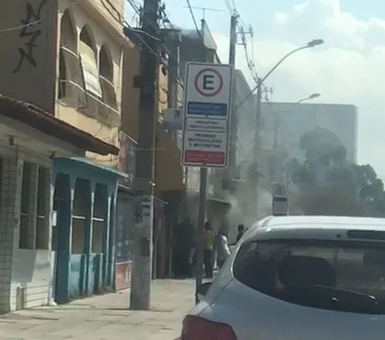 Incêndio atinge lanchonete no bairro Laranjeiras, na Serra