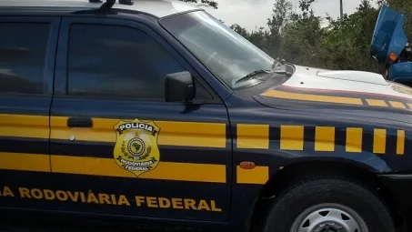 Caminhão tomba, motorista fica ferido e carga é saqueada na BR -101 em João Neiva