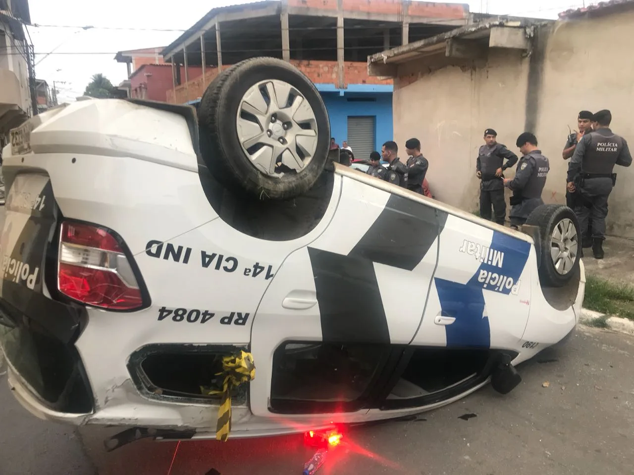 Viatura da Polícia Militar capota após ser atingida por carro de passeio na Serra