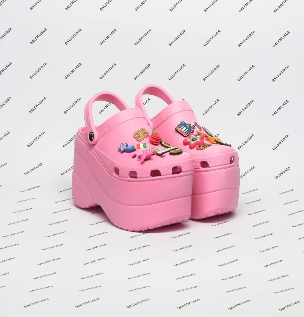 Crocs lança modelo de salto e os primeiros exemplares já estão esgotados