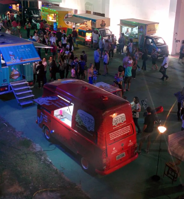 Encontro de food trucks reúne capixabas fãs de comida gourmet itinerante em Vila Velha