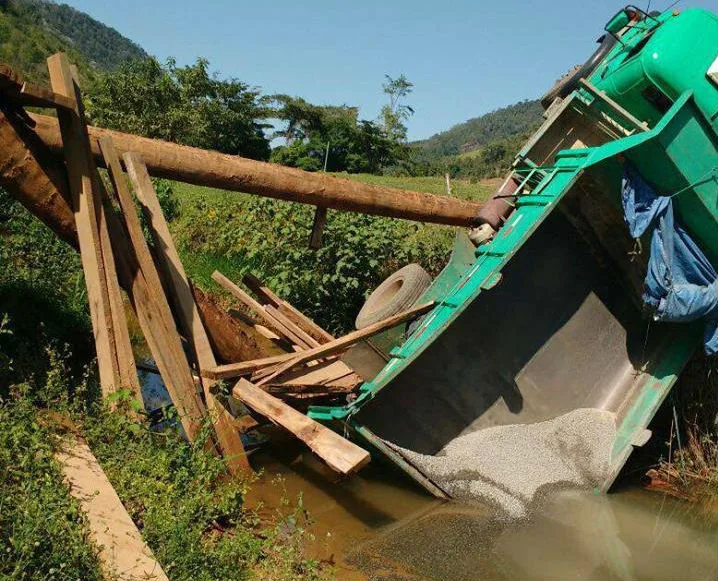 Ponte de madeira cede e caminhão cai dentro de córrego no interior de Santa Leopoldina