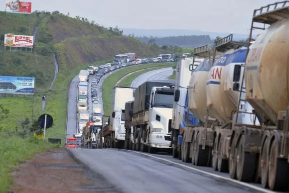 Caminhoneiros bloqueiam rodovias em quatro Estados do País