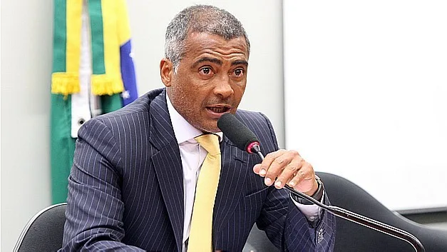 Congresso tem de investigar contratos secretos da CBF, diz Romário