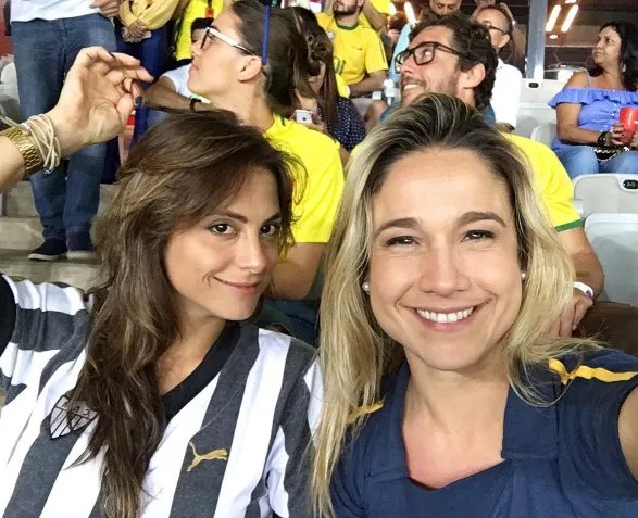 Fernanda Gentil assiste ao jogo do Brasil acompanhada da namorada!