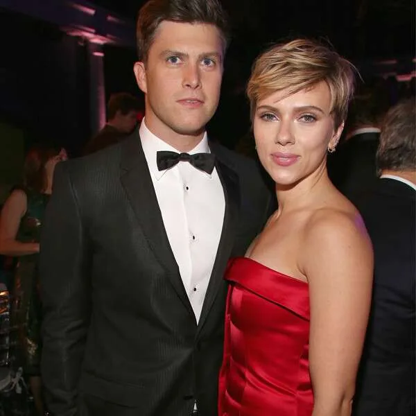 Scarlett Johansson está noiva do comediante Colin Jost