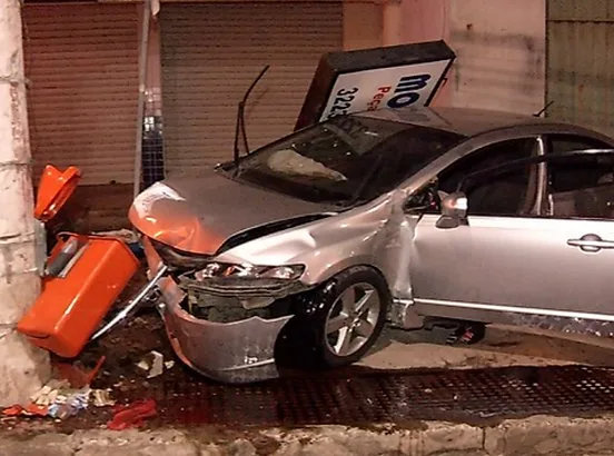 Carro invade ponto de ônibus e duas pessoas ficam feridas em Vitória