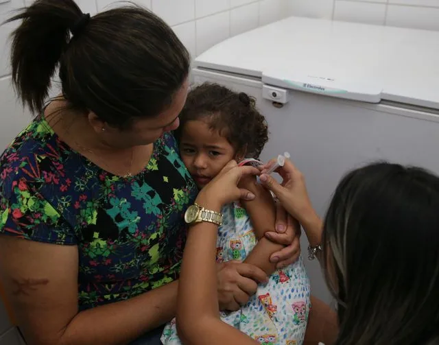 Campanha nacional de vacinação contra a gripe no Distrito Federal. Foto: Maria José da Silva 45 anos e sua filha Ana Clara de 3 Anos