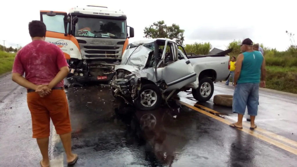 Motorista morre em acidente entre caminhão e caminhonete em Pinheiros