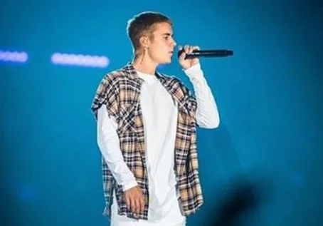 Justin Bieber está se mantendo longe do drama de Selena Gomez