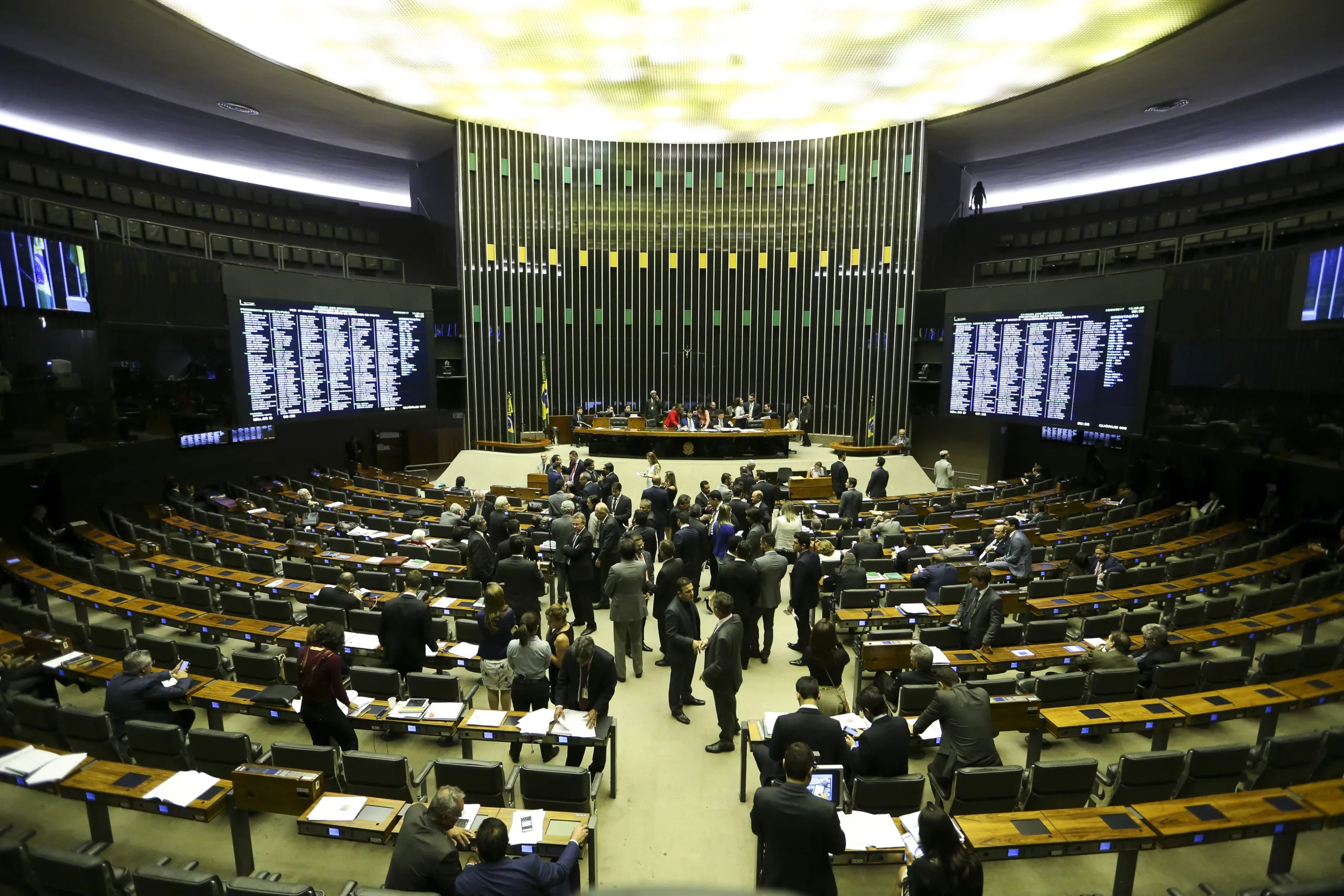 Brasília – A Câmara dos Deputados realiza sessão plenária extraordinária para analisar e votar a proposta de emenda à Constituição (PEC) 282/2016 (Marcelo Camargo/Agência Brasil)