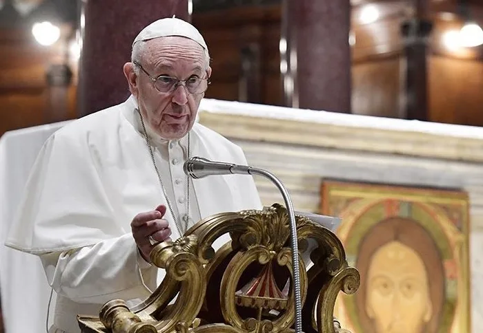 Papa Francisco visita moradores de rua que são vacinados no Vaticano