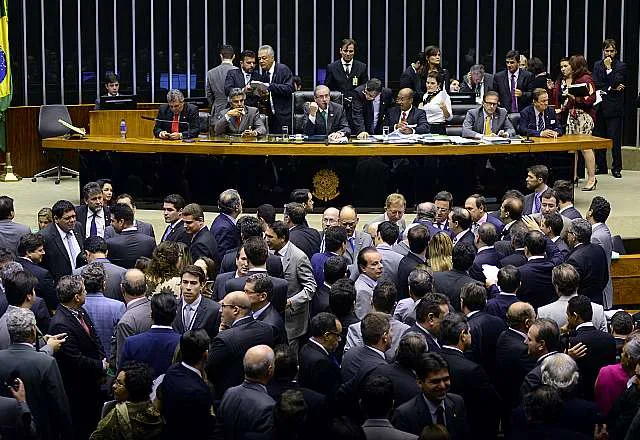 Spray de pimenta e reforma política agitaram a semana na Câmara dos Deputados