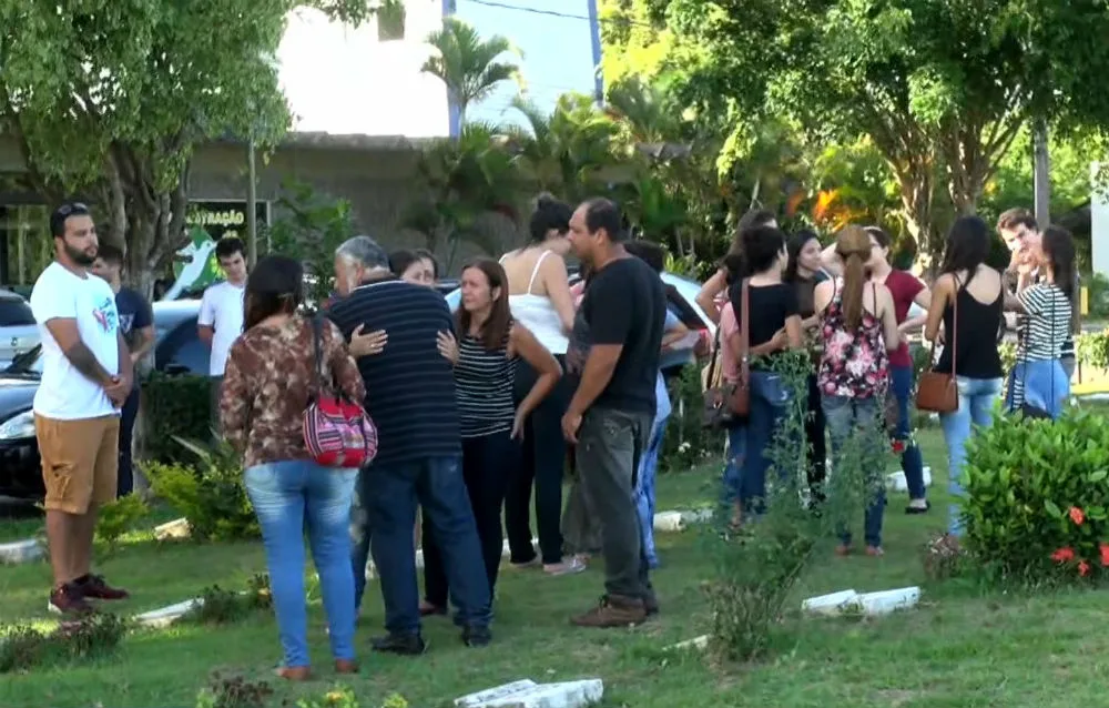 Após três dias de espera, família de rapaz morto por PM em Araçás consegue enterrar corpo