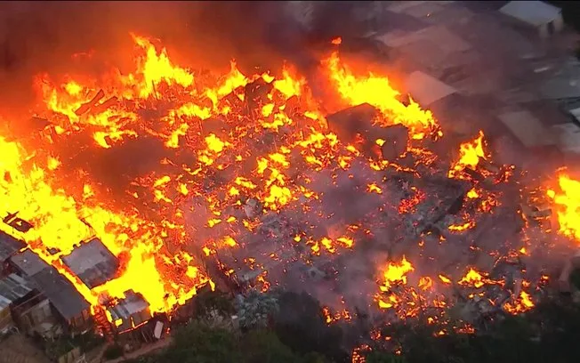 Incêndio de grandes proporções atinge favela