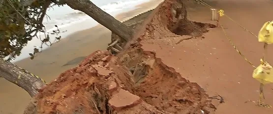 Ventos fortes causam prejuízo e sujeira em orla de Guarapari