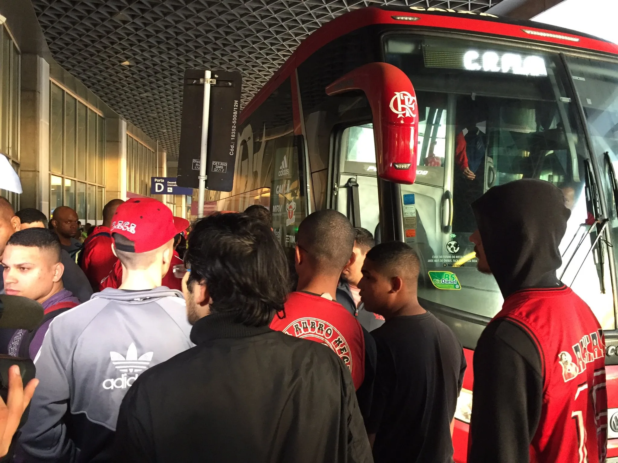 Time do Flamengo é recebido com protestos e ofensas no Rio após derrota