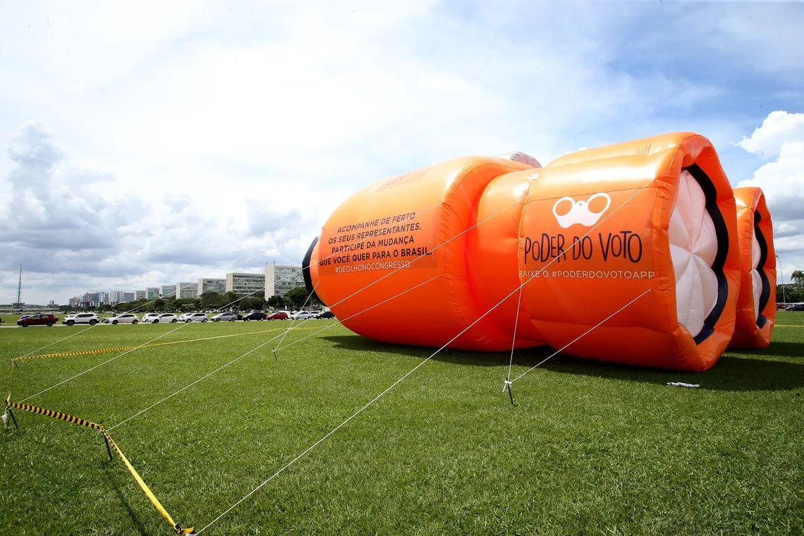 Binóculo gigante apontado para o Congresso Nacional marca o lançamento do aplicativo “Poder do Voto”, que permite ao cidadão acompanhar as ações dos parlamentares em que votou.