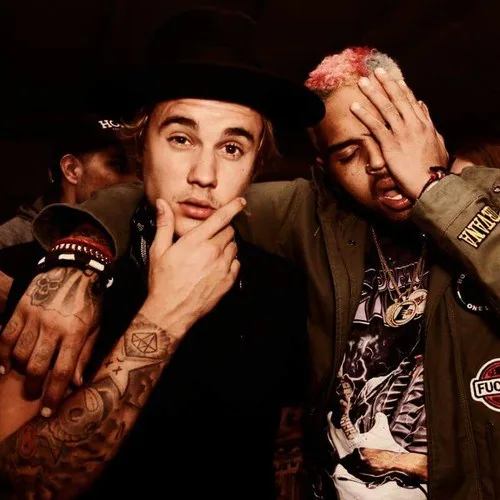 Após Chris Brown ser acusado de estupro, Justin Bieber apoia cantor e é detonado na web