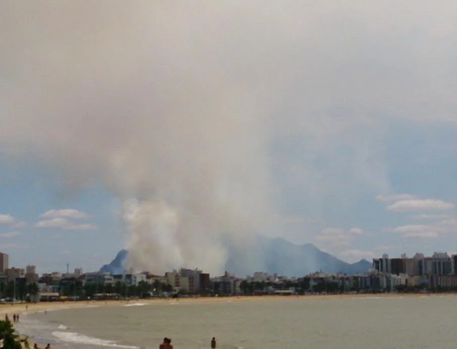 Incêndio atinge área próxima a residencial na Rodovia do Contorno, na Serra