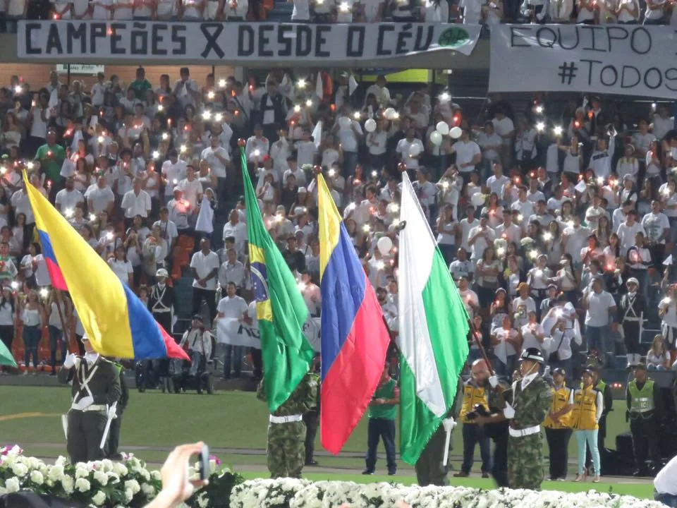 Em Medellín, emoção marca homenagem feita por colombianos às vítimas da tragédia