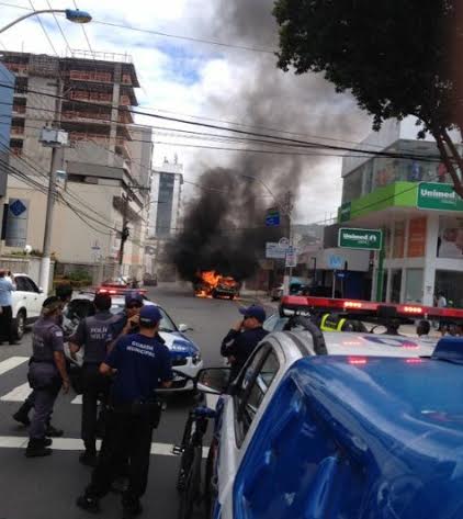 Carro pega fogo próximo a supermercado em Vila Velha