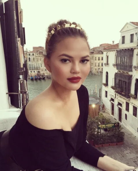 Chrissy Teigen faz pedido ao médico: 'Posso te enviar foto do meu bumbum?'