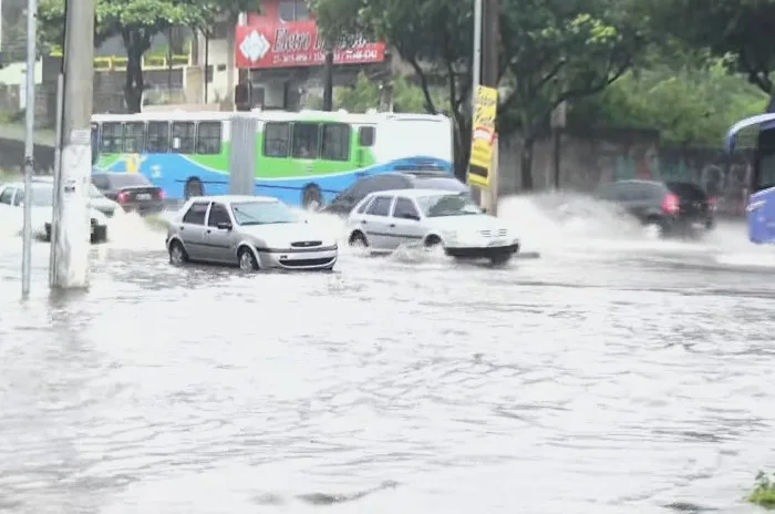 Ruas ficam alagadas após forte chuva na Grande Vitória