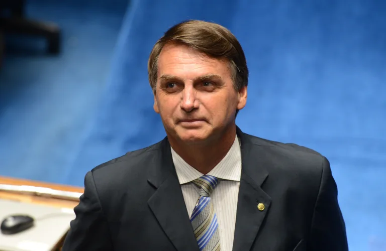 Após polêmica, MPF denuncia Bolsonaro por incitar prática de estupro