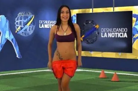 Apresentadora de TV tira a roupa ao vivo após vitória de seleção