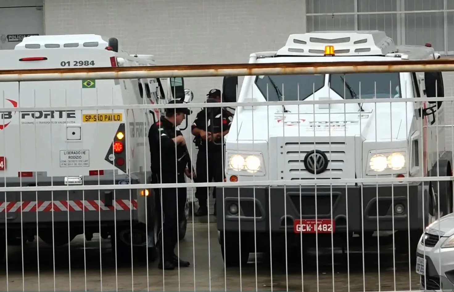 Carro forte que foi alvo de assaltantes em shopping de Vila Velha passa por perícia