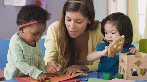 Babá ou creche: o que é melhor para a criança?