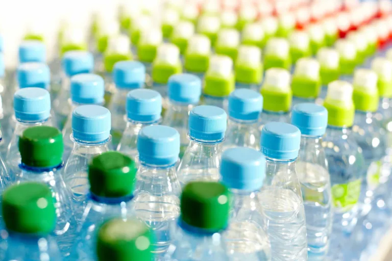 Comer e beber em recipientes de plástico pode provocar disfunção erétil e aumentar riscos de câncer