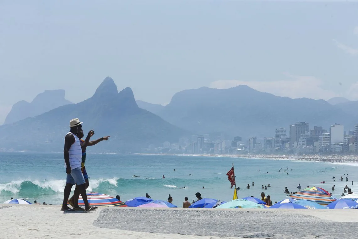 Cariocas e turistas lotam praias no primeiro fim de semana do verão