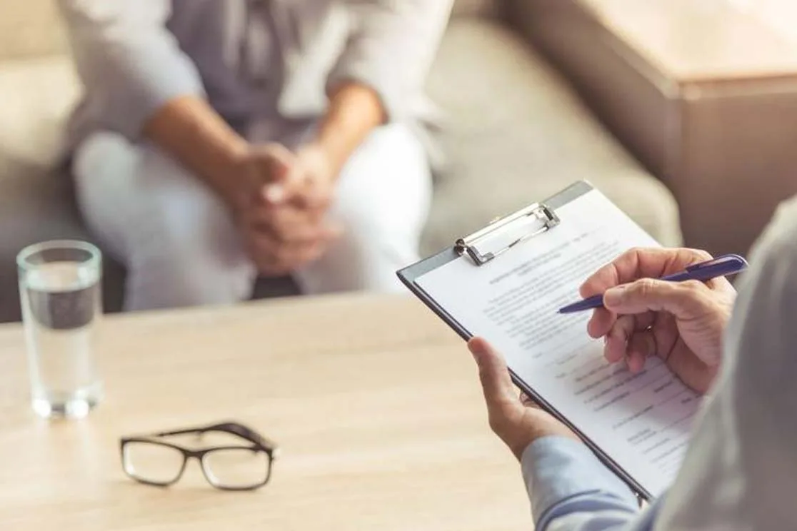 Em caso inédito, mulher com câncer ginecológico muda útero de lugar e engravida