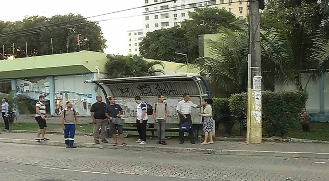 Ponto em que jovem foi baleada tem pelo menos um assalto por semana na Serra, dizem moradores