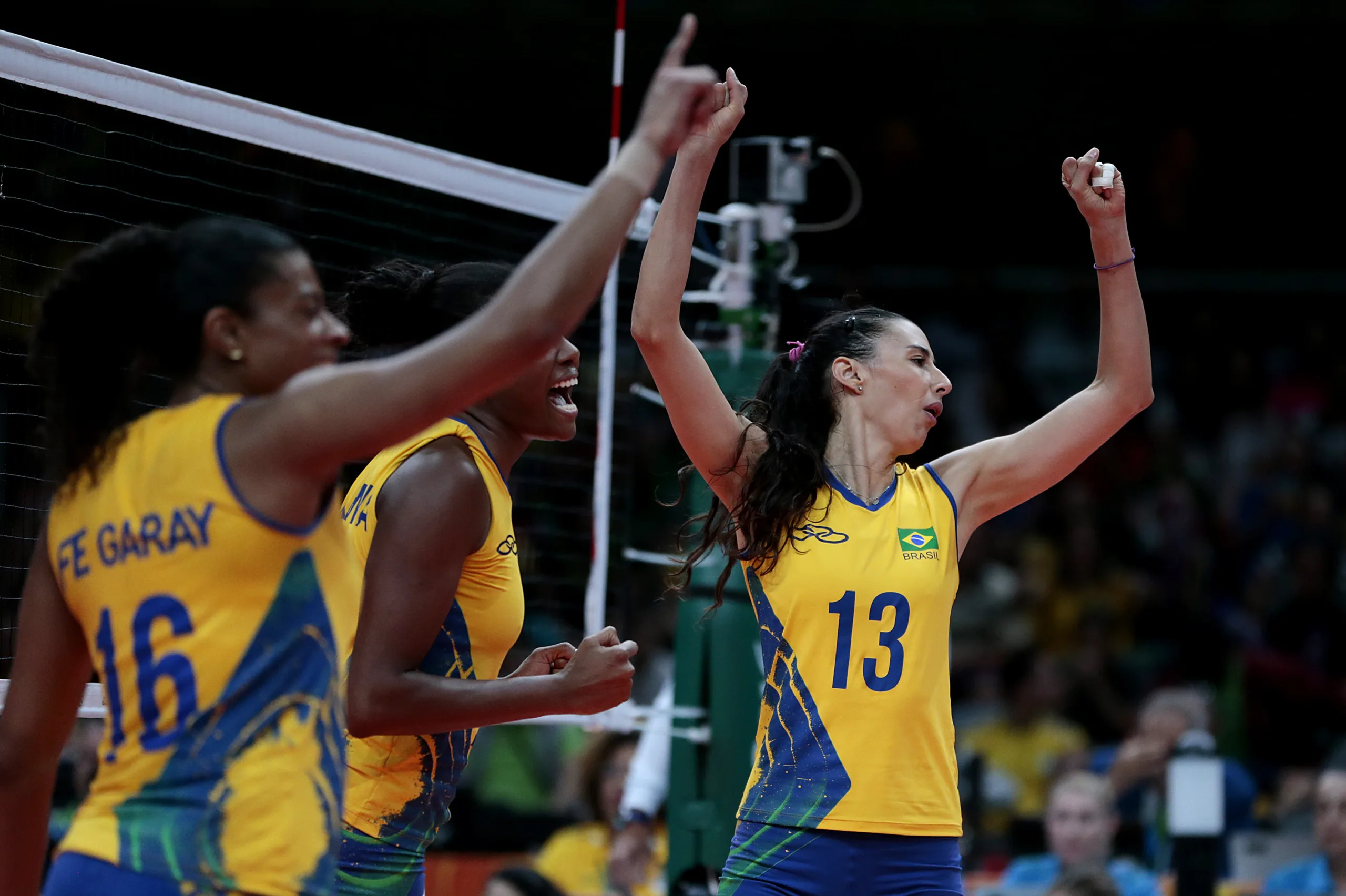 Seleção feminina de vôlei vence Argentina com facilidade e lidera grupo