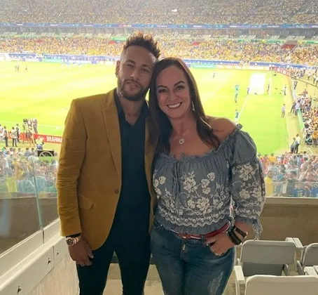 Neymar assiste jogo com a mãe e tieta seleção do Brasil com foto após vitória