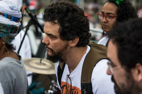 Ator Wagner Moura discursa contra Temer e reformas durante protesto no Rio